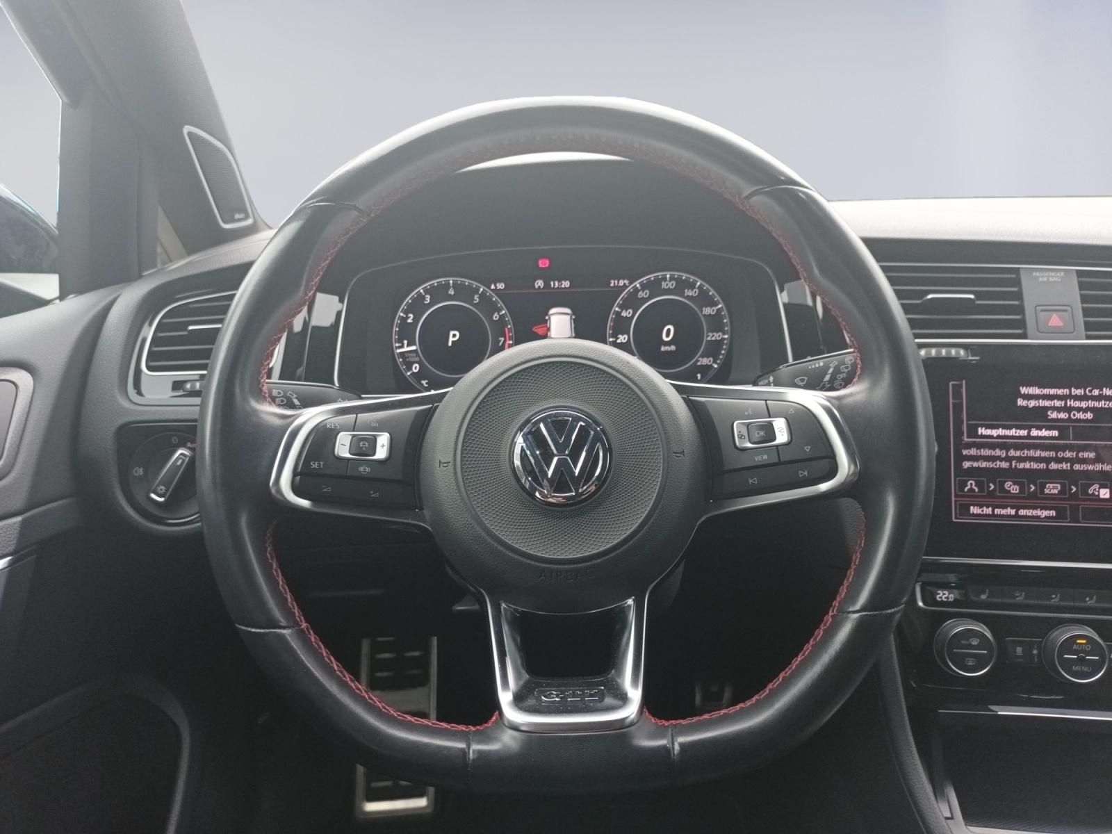 VW Golf GTI Cockpit mit Lederlenkrad und Digitaltacho im Detail