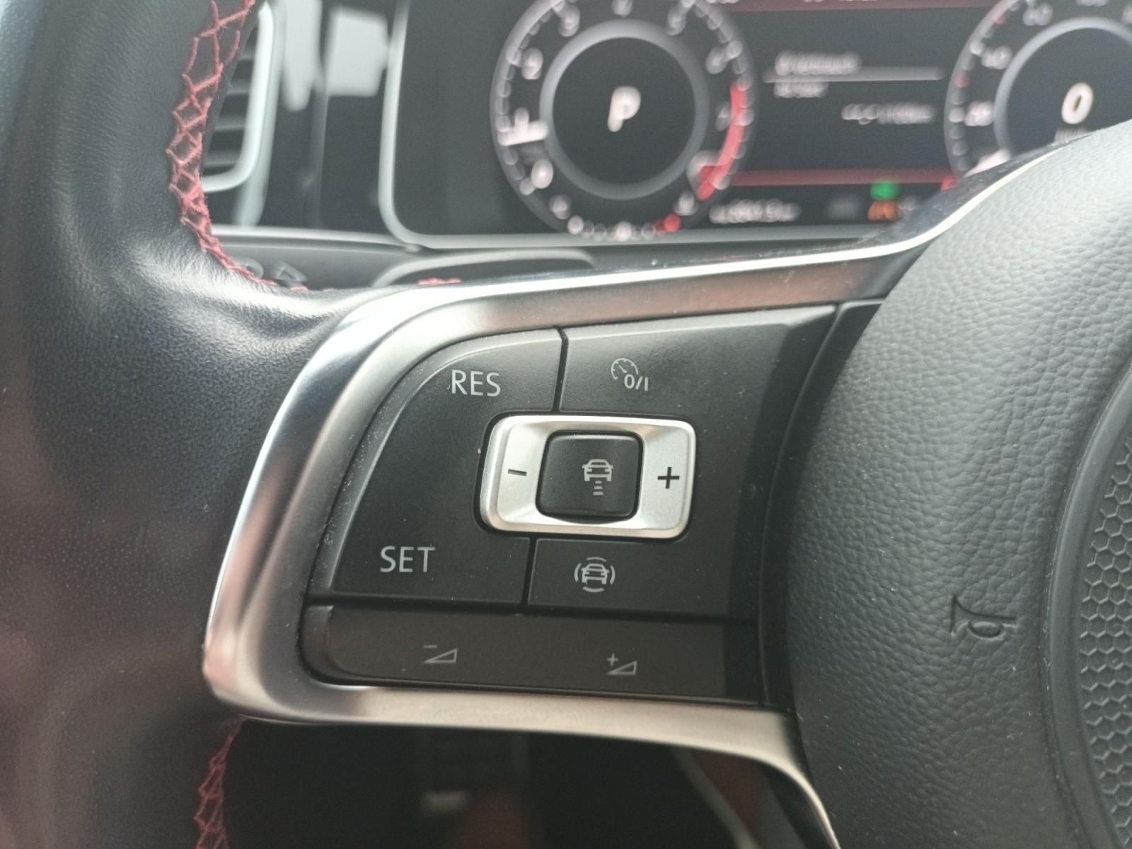 VW Golf GTI Lenkradbedienelemente und Tempomat im Cockpit Detailansicht