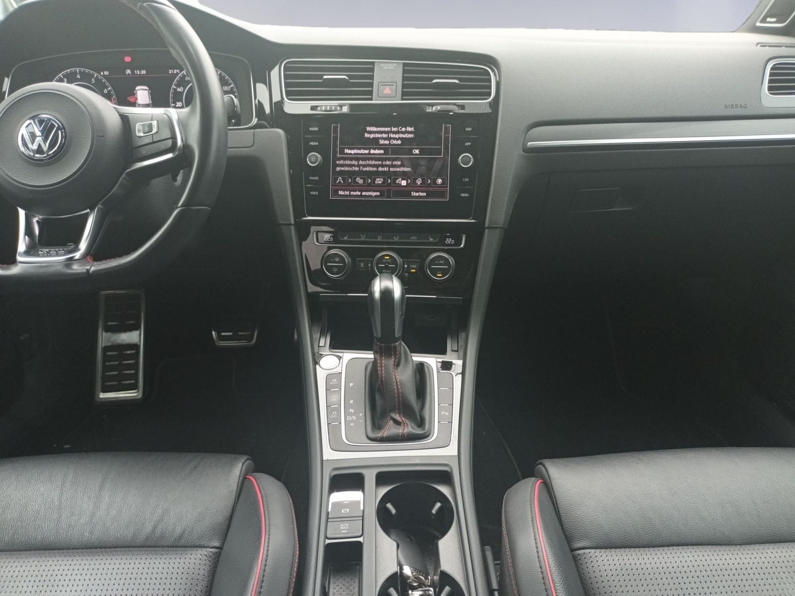 VW Golf GTI Cockpit Mittelkonsole mit Navigationssystem und Schaltung