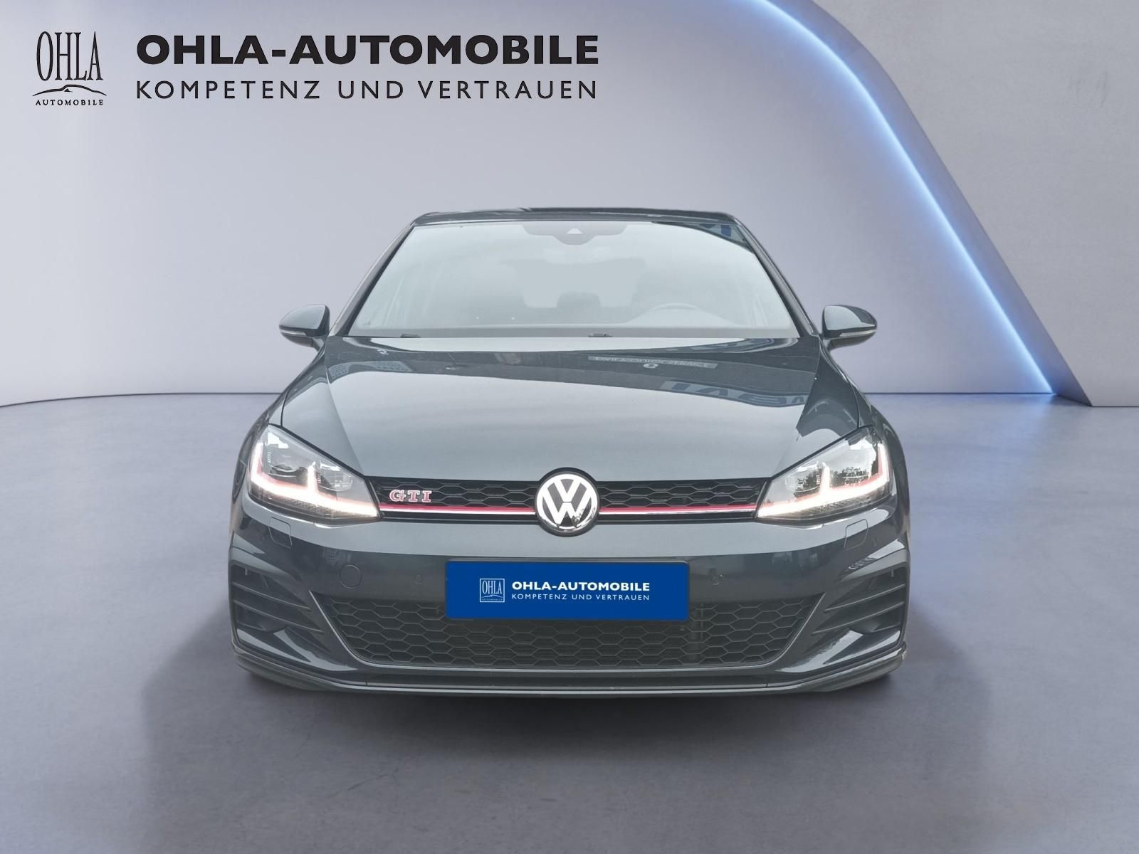 VW Golf GTI Frontansicht schwarz mit LED-Scheinwerfern bei OHLA-Automobile