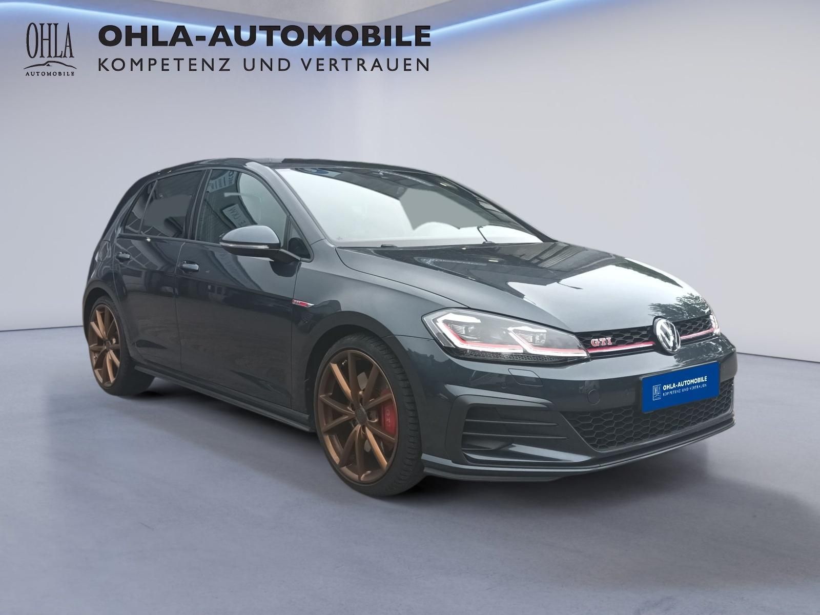 VW Golf GTI Frontansicht schraeg schwarz mit Bronze-Felgen bei OHLA-Automobile