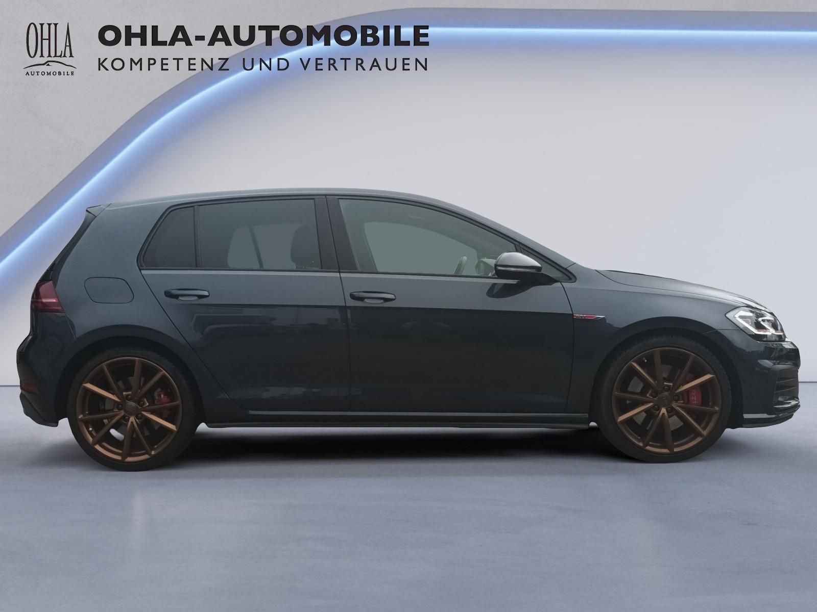 VW Golf GTI Seitenansicht schwarz mit Bronze-Felgen bei OHLA-Automobile