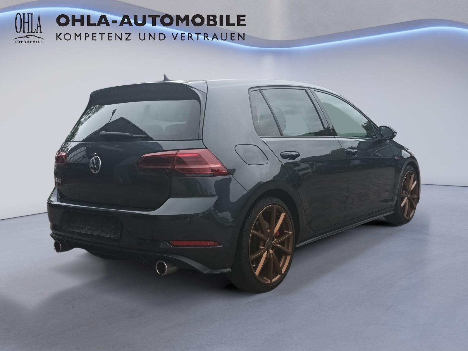 VW Golf GTI schwarz Heck-Seitenansicht mit Bronzefelgen bei OHLA-Automobile