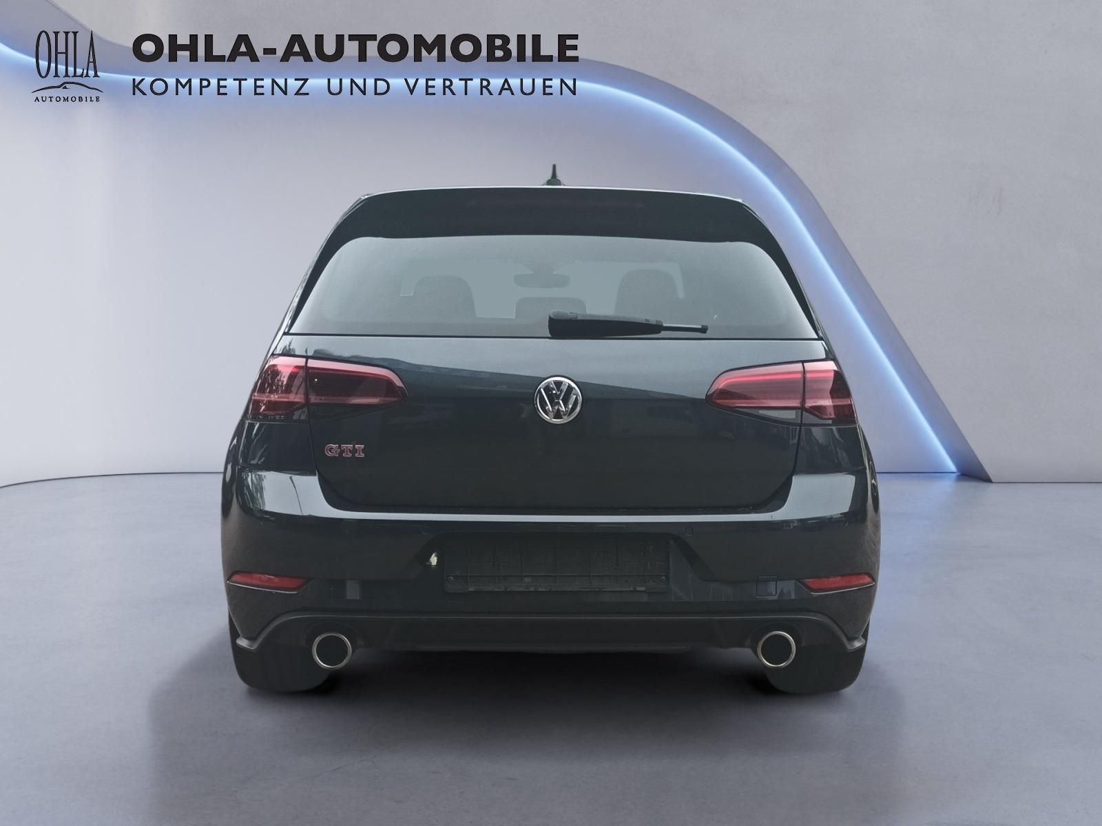 VW Golf GTI schwarz Heckansicht mit Doppelendrohr bei OHLA-Automobile