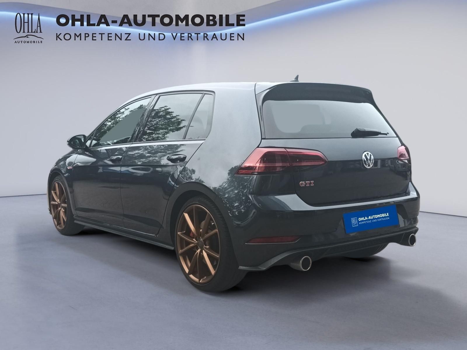 VW Golf GTI schwarz Heckansicht mit Bronzefelgen bei OHLA Automobile