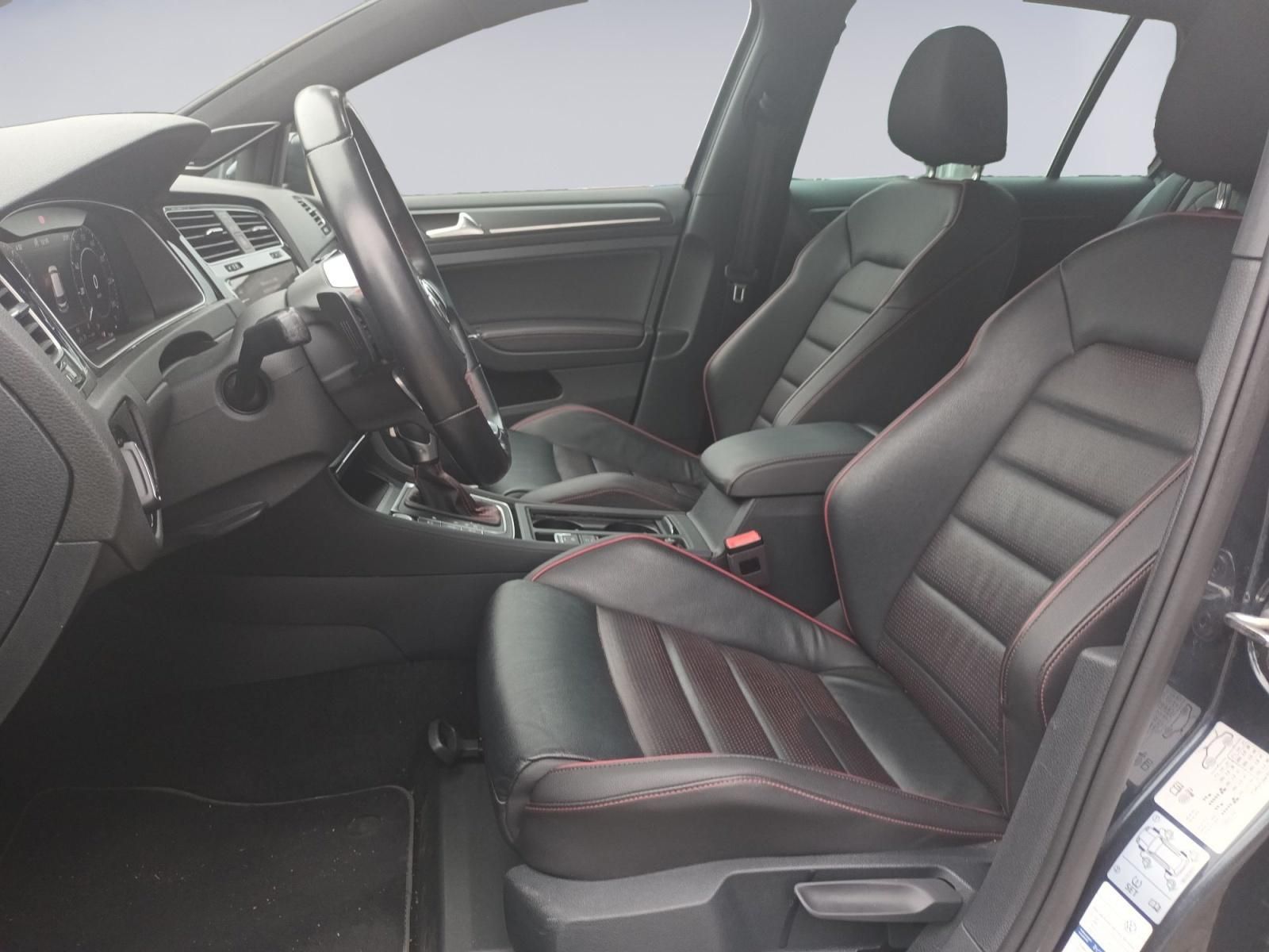 VW Golf GTI Innenraum schwarze Sportsitze mit roten Ziernähten