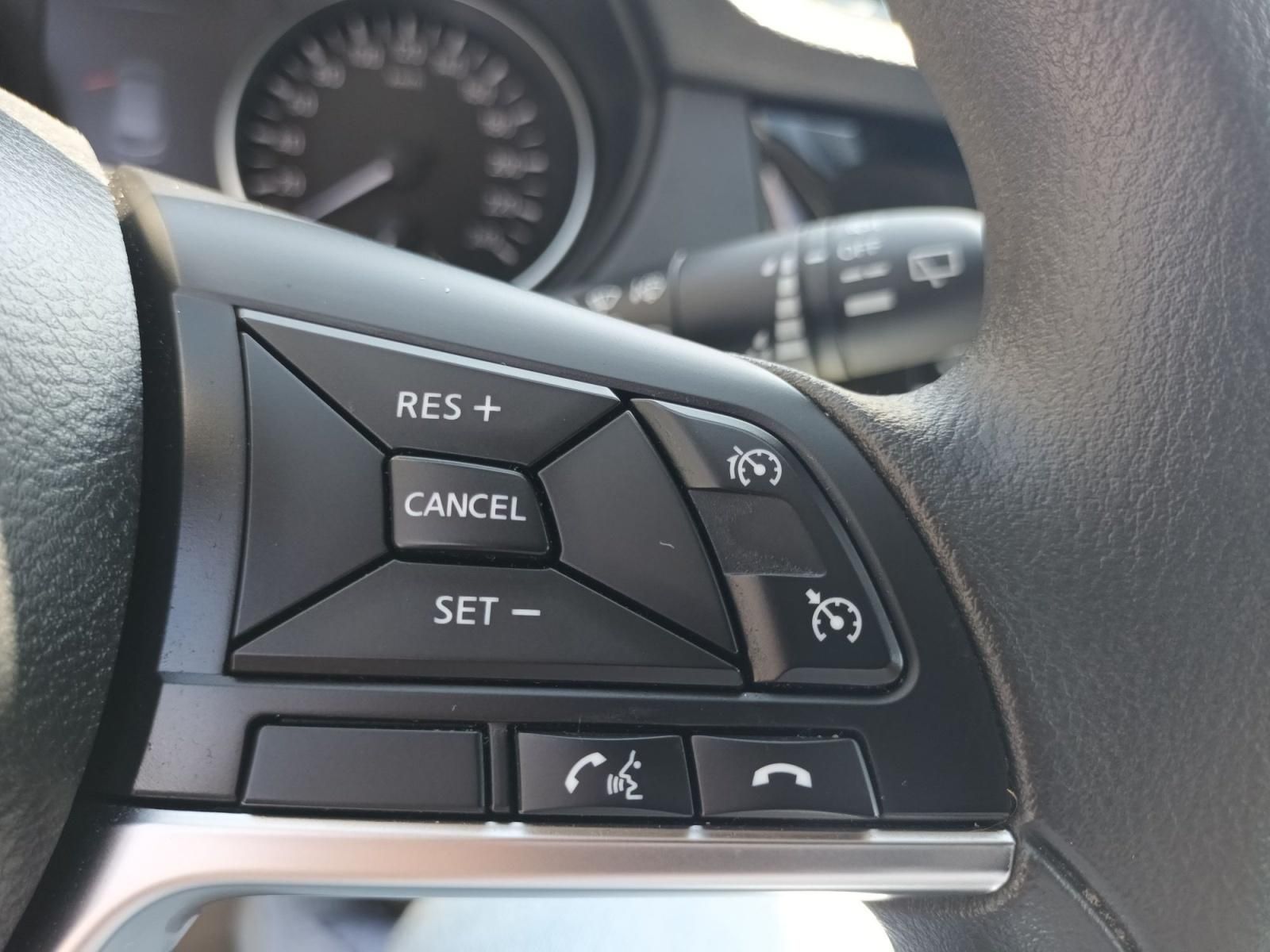 Nissan Qashqai Lenkrad mit Tempomat-Bedienelementen im Detail