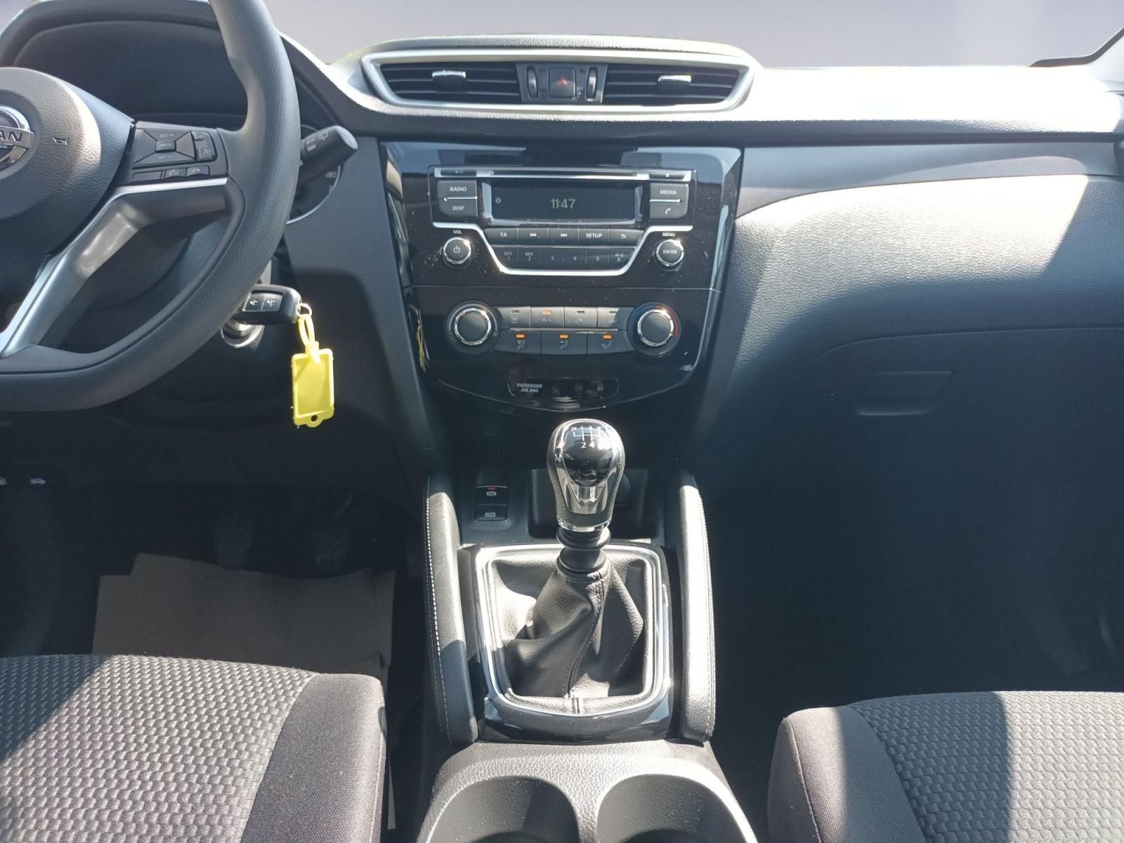 Nissan Innenraum Cockpit mit Schaltgetriebe und Mittelkonsole Detailansicht