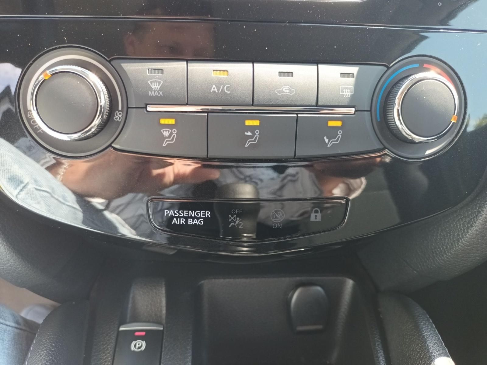 Klimabedienelemente und Sitzheizung im Nissan Qashqai Innenraum