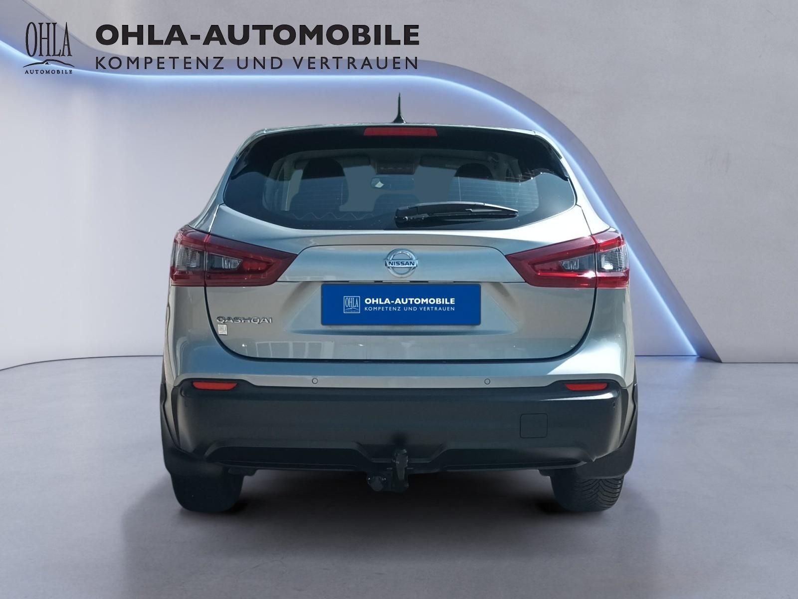 Nissan Qashqai Heckansicht in Silber bei OHLA-Automobile