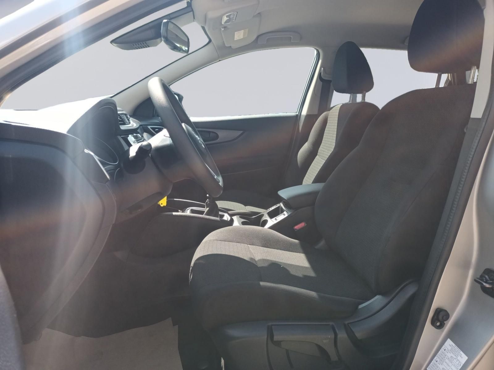 Innenraum Nissan Qashqai mit Blick auf Vordersitze und Lenkrad