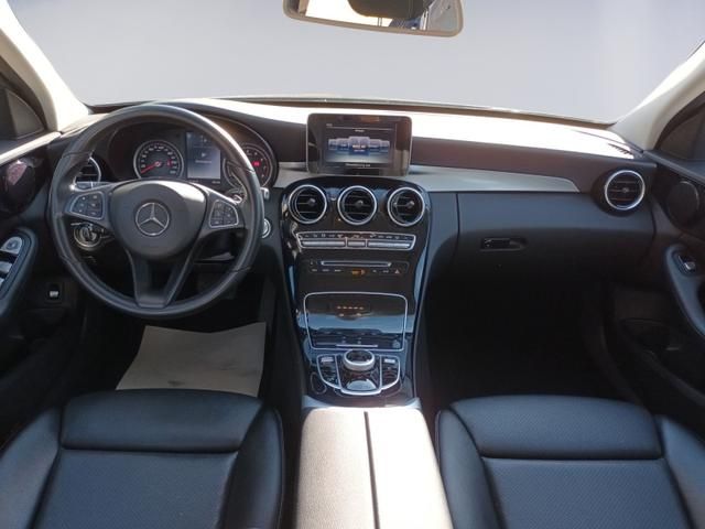 Mercedes C-Klasse Innenraum mit Lederlenkrad und Multimedia-Display
