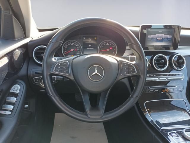 Mercedes-Benz Cockpit mit Lederlenkrad und Multimedia-Display