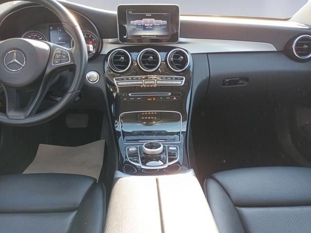 Mercedes-Benz C-Klasse Innenraum Cockpit und Mittelkonsole