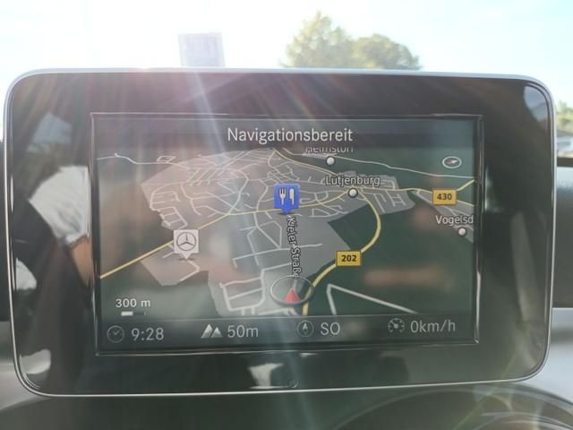 Mercedes-Benz Navigationssystem mit Kartenansicht auf dem Media-Display