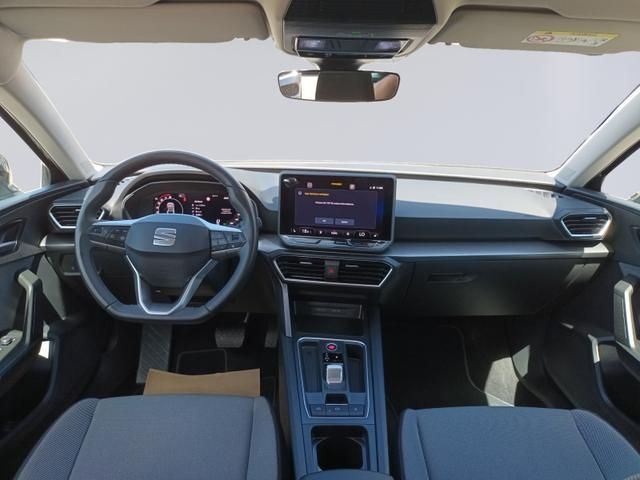 Seat Leon Innenraum mit Cockpit, Lenkrad und Touchscreen-Display