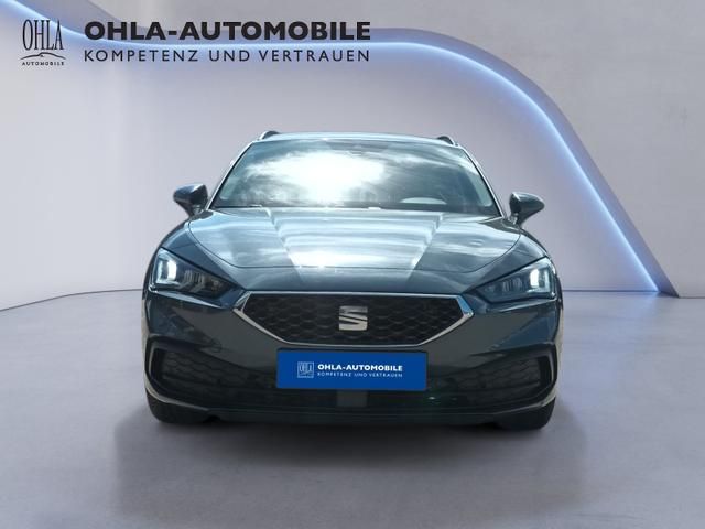 Seat Leon Kombi in Grau, Frontansicht direkt, Studiofoto