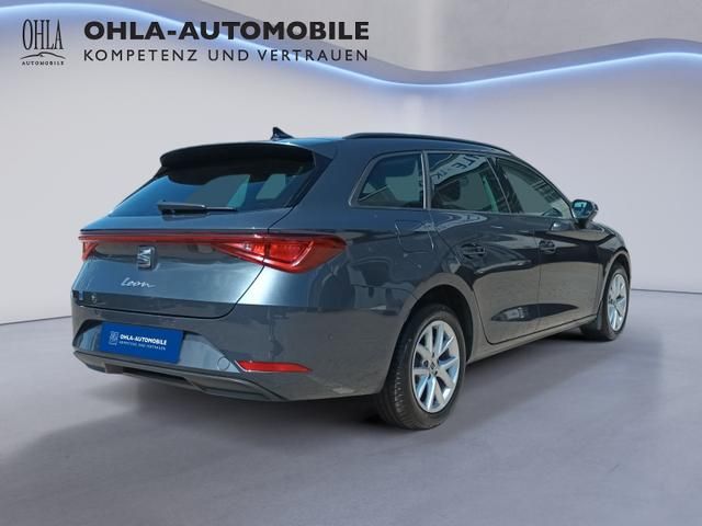 Seat Leon Kombi grau, Heckansicht mit Rückleuchten