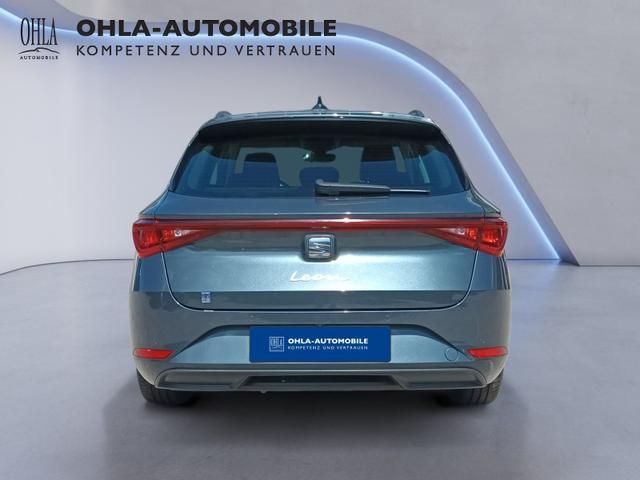 Seat Leon in Blau, direkte Heckansicht mit Logo