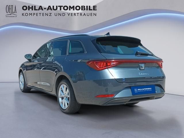 Seat Leon Kombi in Grau, Heckansicht mit Rueckleuchten