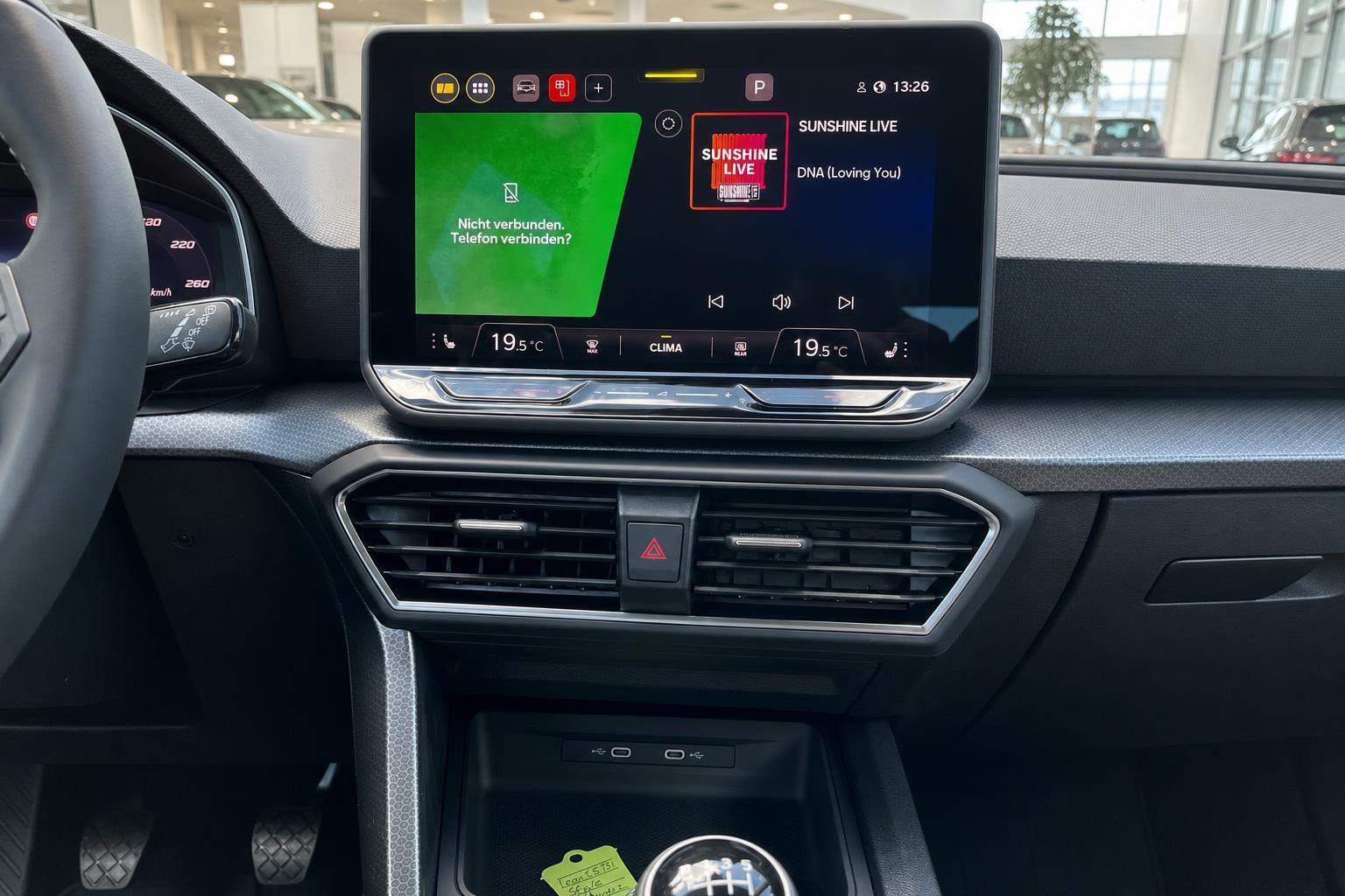 Seat Cockpit mit Touchscreen Infotainmentsystem und Klimabedienung