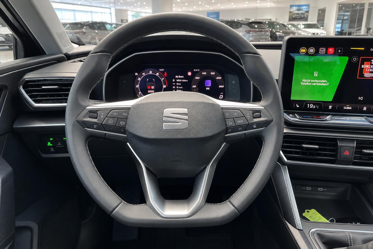 Lenkrad mit Multifunktionstasten und digitalem Cockpit im SEAT Innenraum