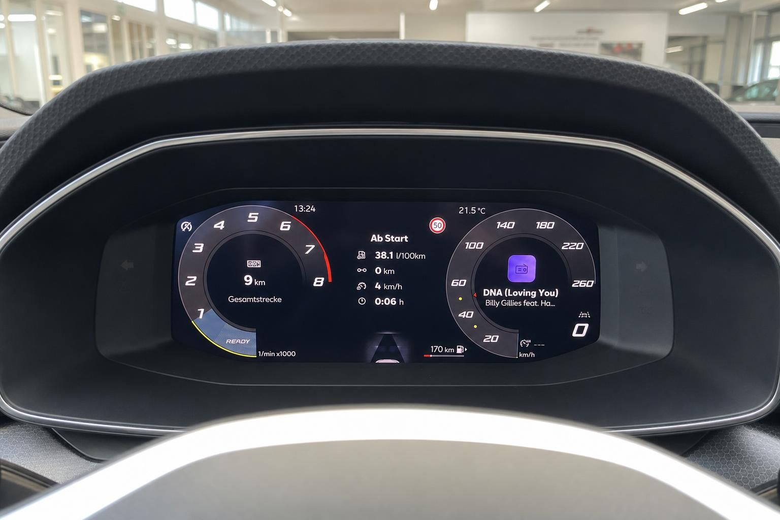 Digitales Kombiinstrument mit Tacho und Drehzahlmesser im Fahrzeugcockpit