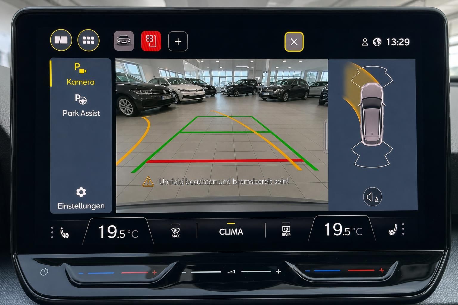 Touchscreen mit Rueckfahrkamera und Park Assist Anzeige im Fahrzeug