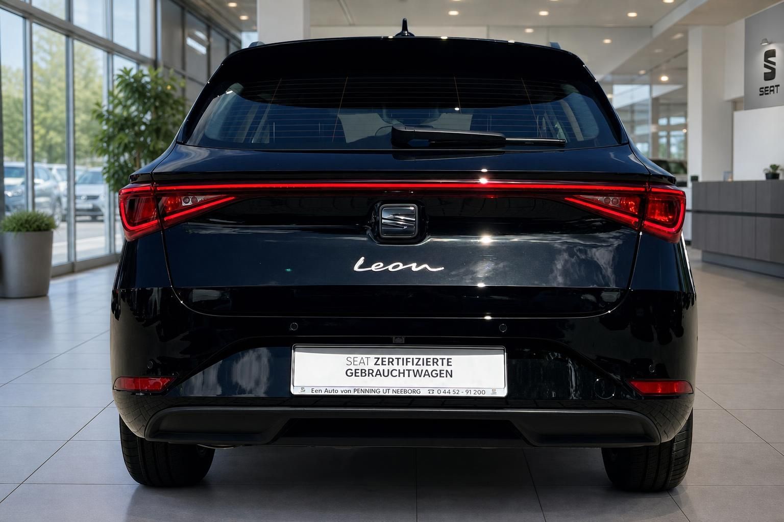 SEAT Leon schwarz Heckansicht frontal im Showroom