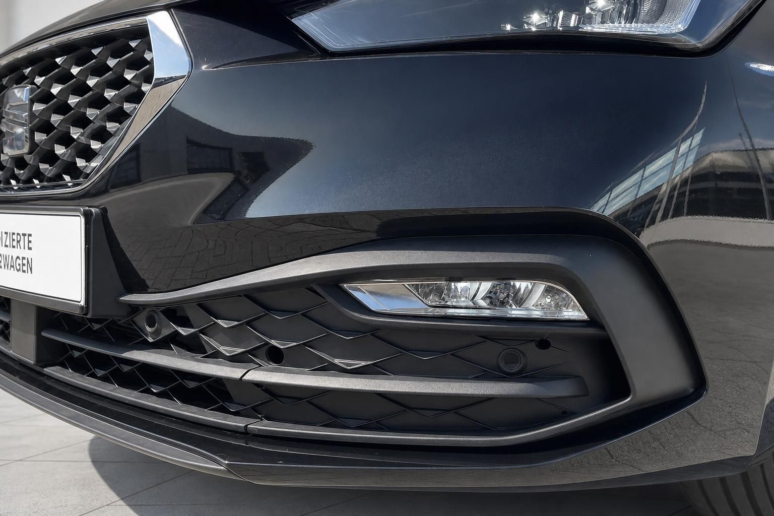 Seat Frontstoßstänger mit Nebelscheinwerfer und Kühlergrill im Detail
