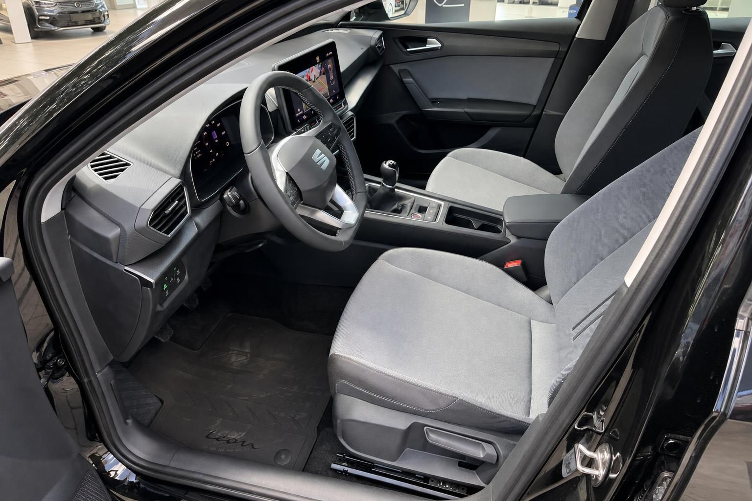 Seat Leon Innenraum mit Sportsitzen, Lenkrad und Cockpit im Detail