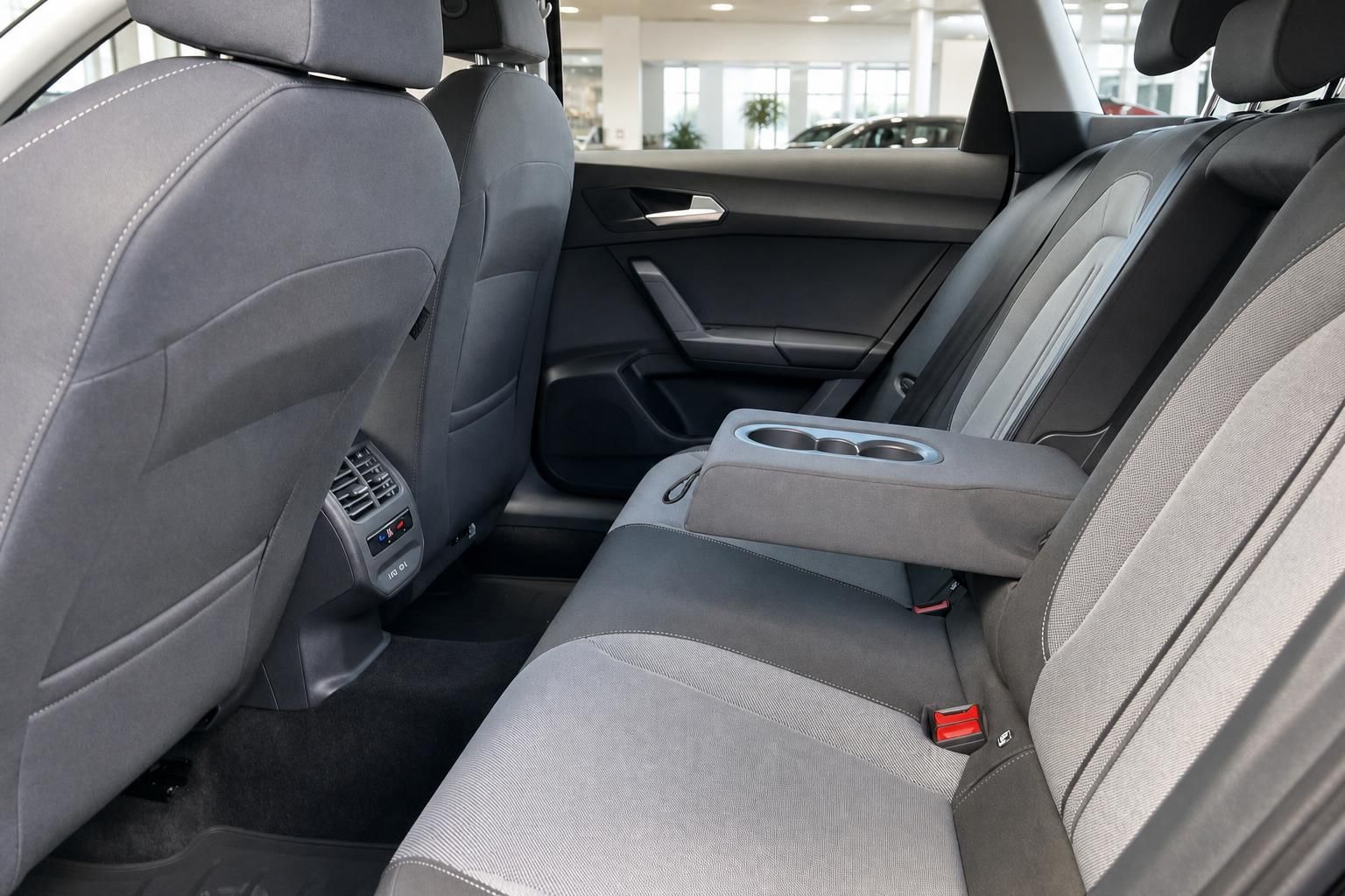 Seat Fahrzeug Rücksitzbank mit Armlehne und Getränkehaltern im Innenraum