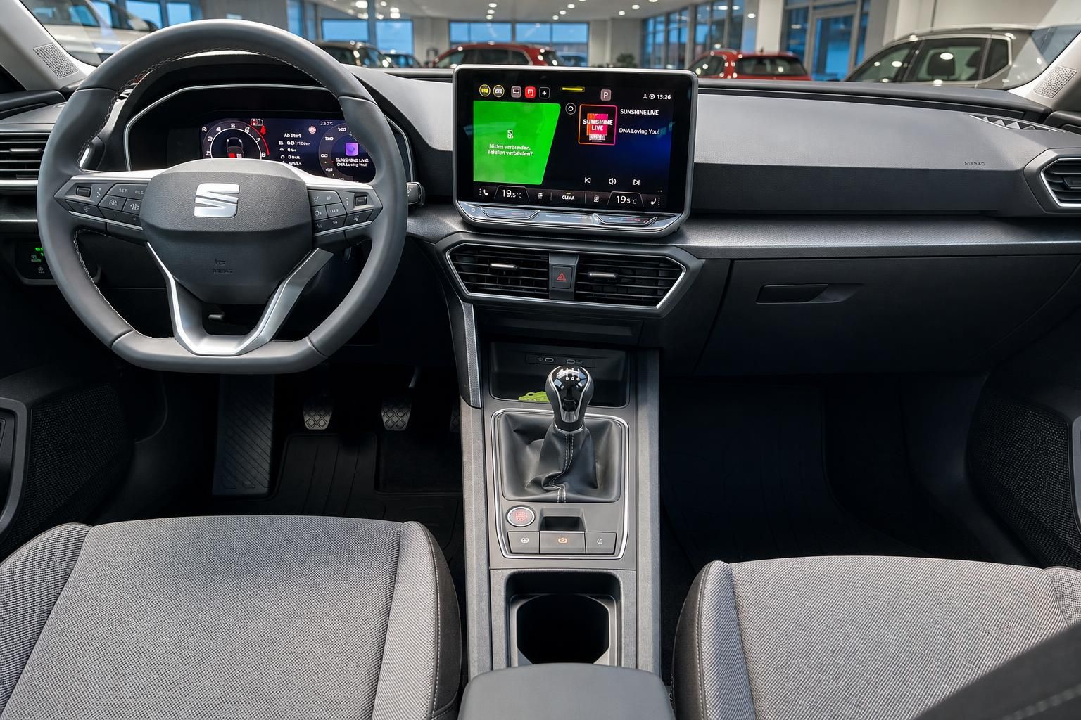 Seat Cockpit mit Lenkrad, Digitaltacho und Multifunktionsdisplay im Überblick