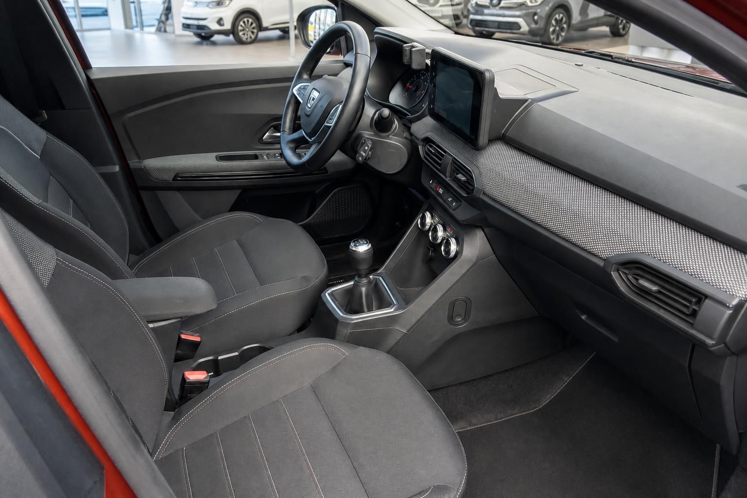 Dacia Jogger Innenraum mit grauem Interieur, Touchscreen und manueller Schaltung