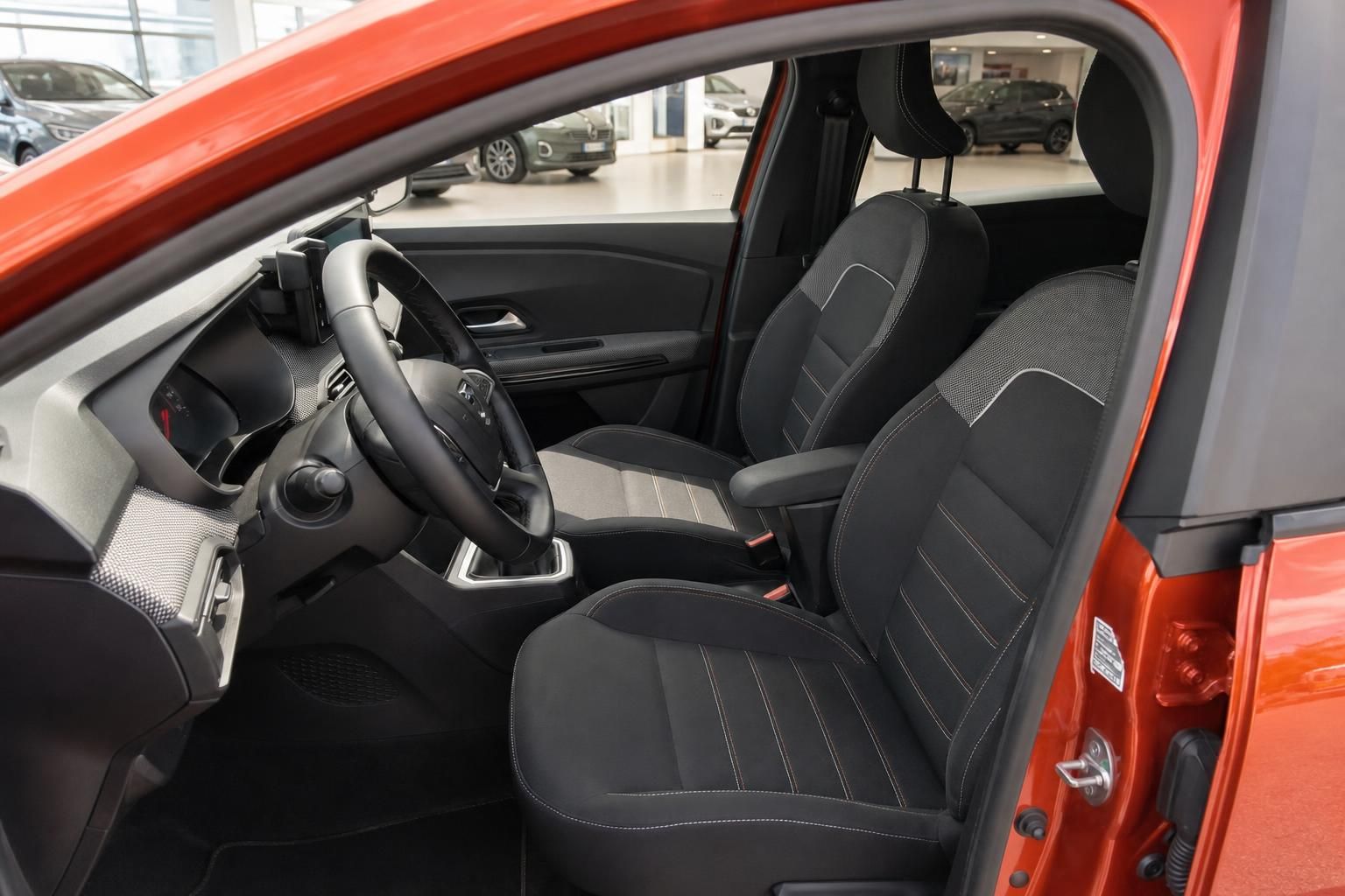 Fahrzeuginnenraum mit schwarzen Sportsitzen und Lenkrad im Autohaus