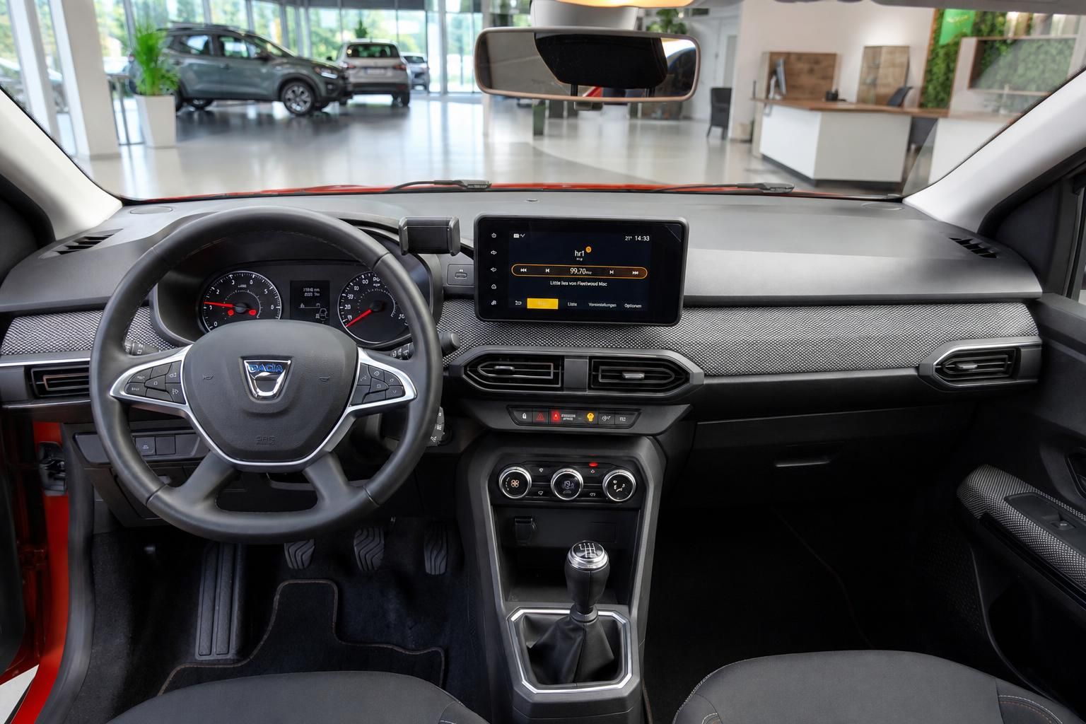 Armaturenbrett mit Touchscreen-Display und Schaltknauf im Fahrzeuginnenraum
