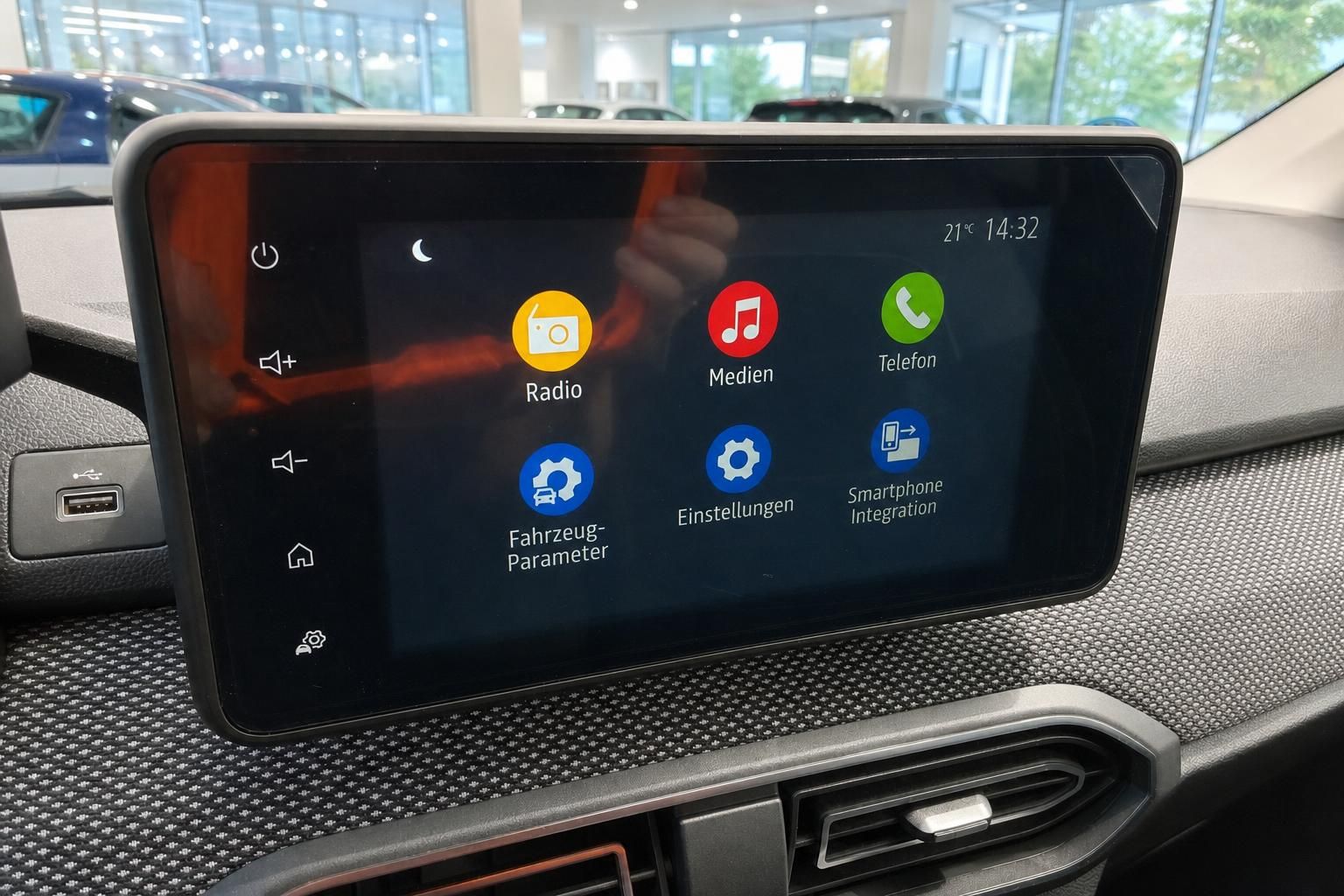 Infotainment-System mit Menüanzeige im Fahrzeug-Cockpit