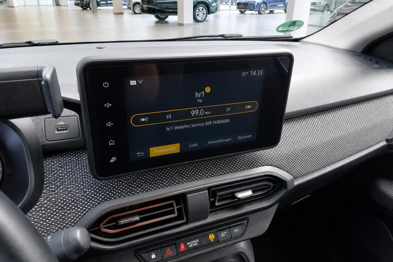 Multimedia-Display mit Radioeinstellungen im Auto-Innenraum