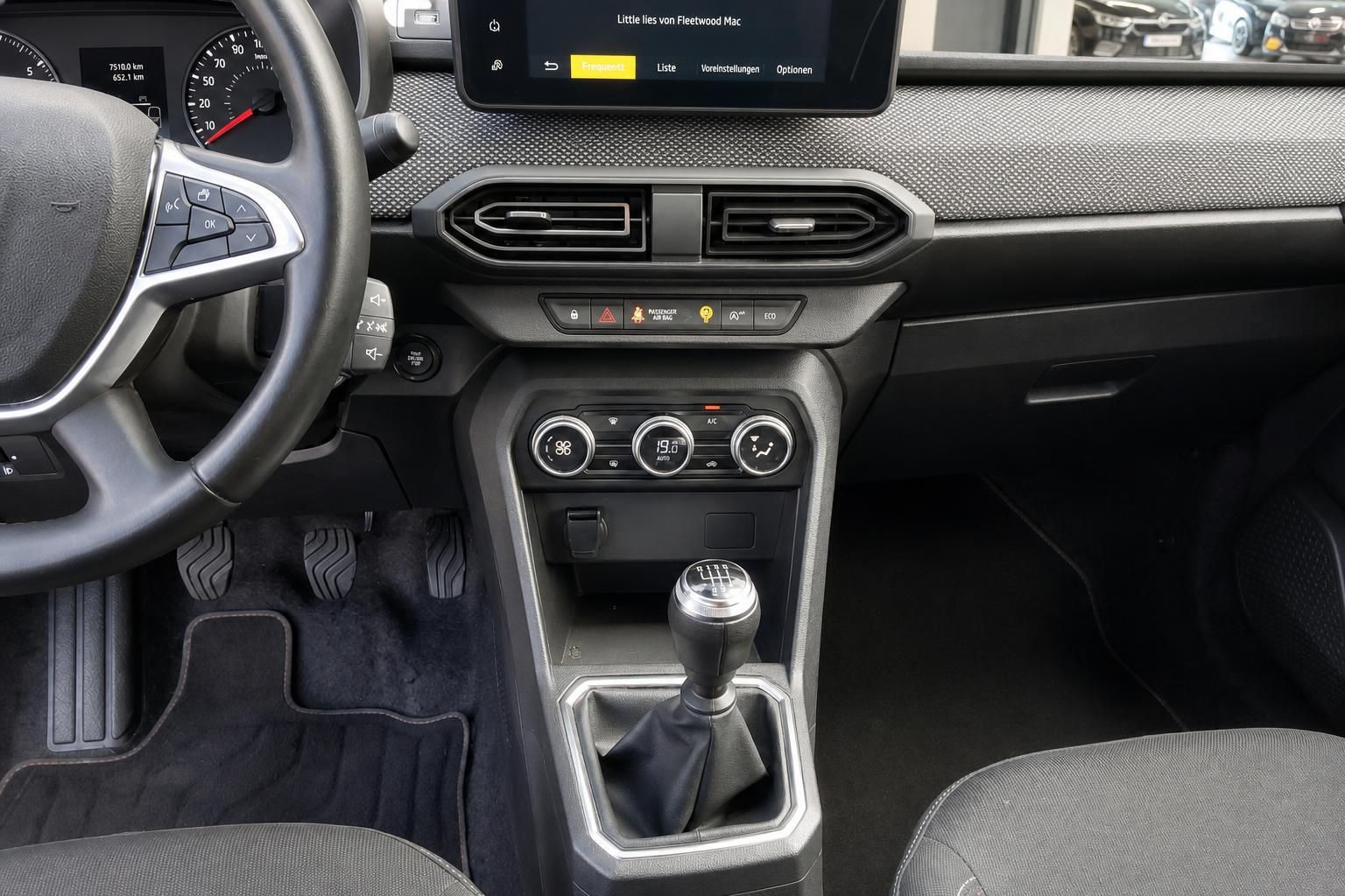 Cockpit-Ansicht mit Lenkrad, Tacho und Infotainment-System
