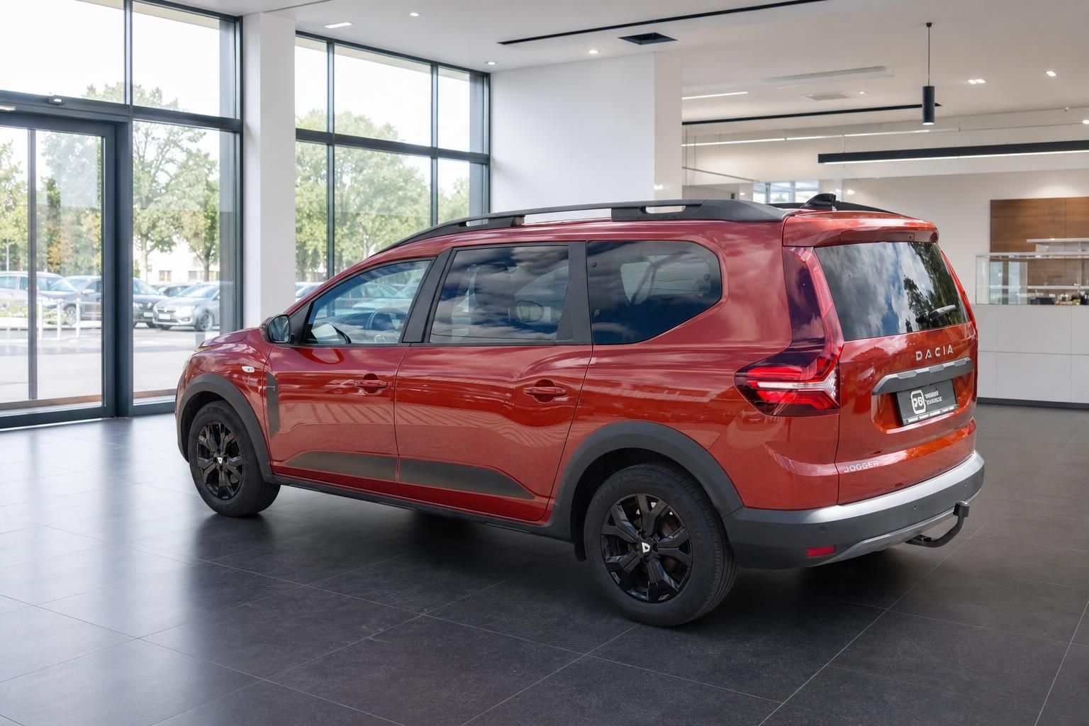 Roter Dacia SUV Heckansicht - sportliches Design mit schwarzen Akzenten und Dachschienen