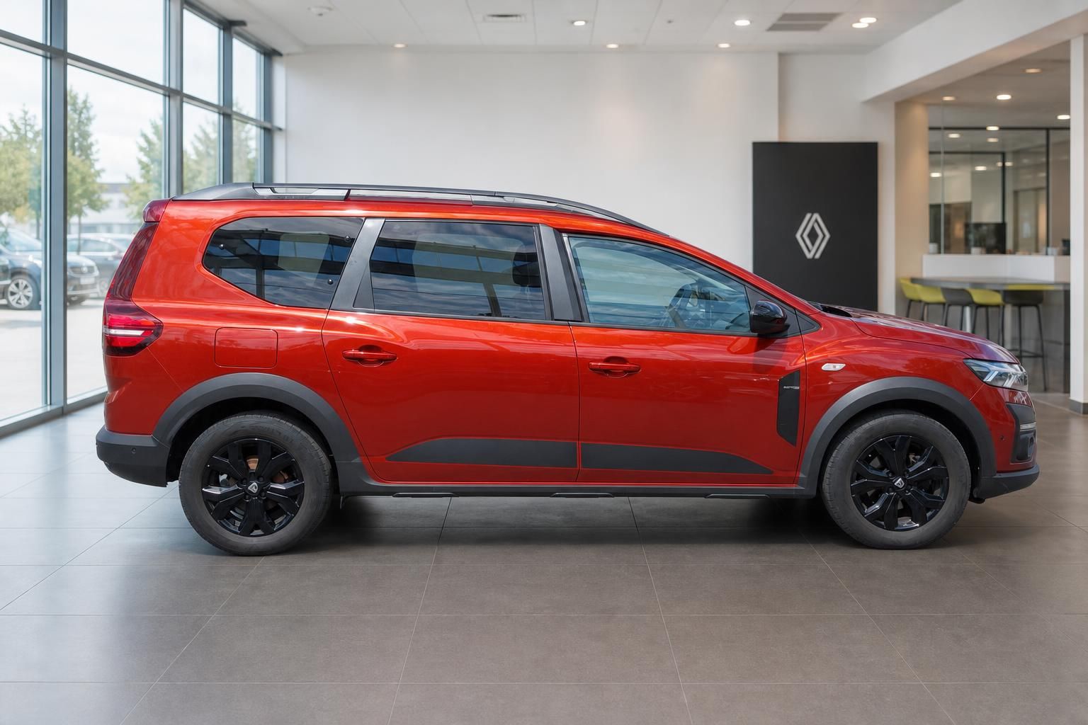 Roter Dacia Jogger SUV Seitenansicht im Autohaus Showroom mit schwarzen Felgen
