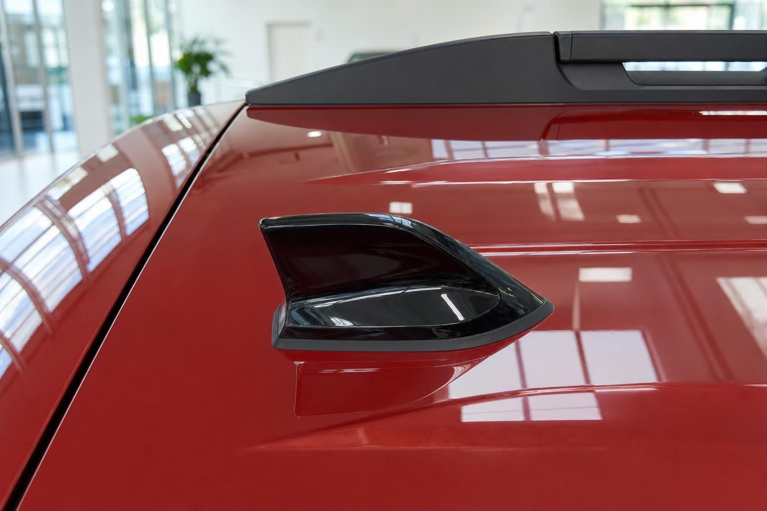 Dacia Jogger Detail Dachfenster schwarz auf roter Motorhaube im Autohaus