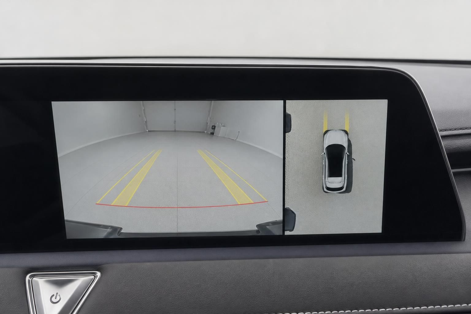 Rueckfahrkamera mit Vogelperspektive und Parklinien im Fahrzeug-Display