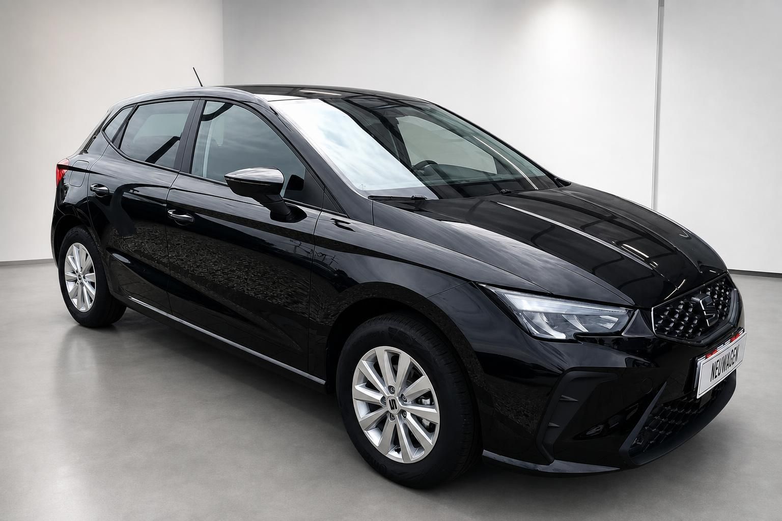 SEAT Ibiza schwarz Frontansicht seitlich im Autohaus