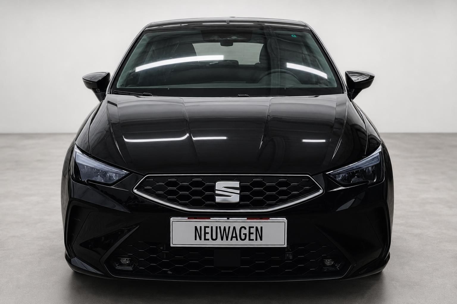Seat Ibiza schwarz Frontansicht mit Kennzeichenhalter Neuwagen