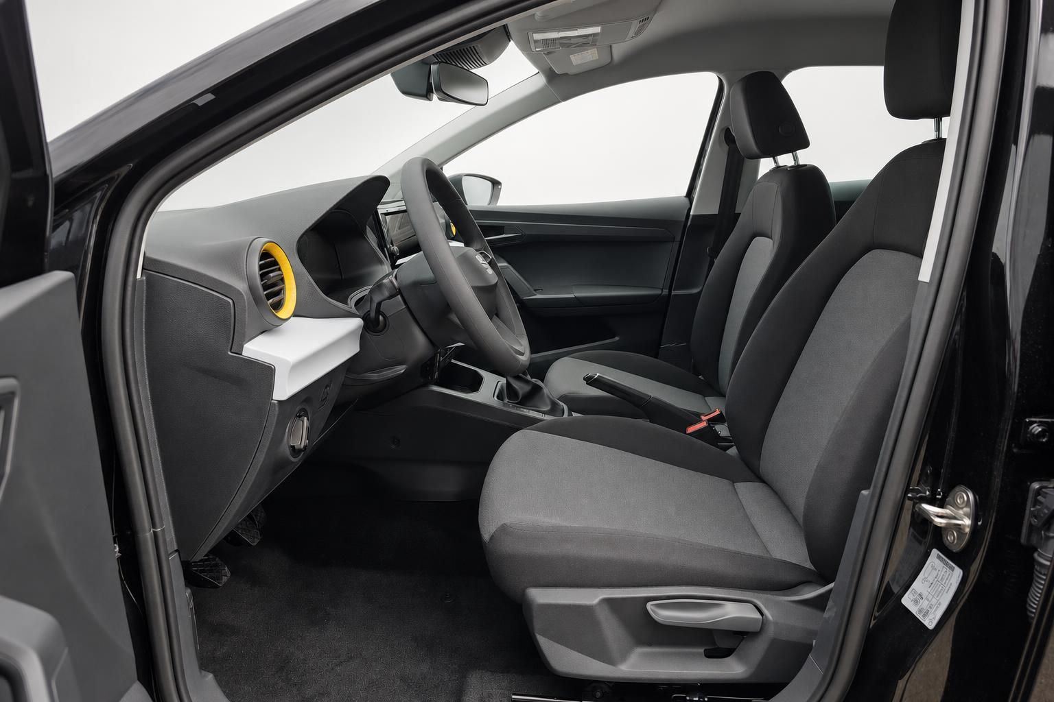 Seat Ibiza Innenraum Vordersitze und Cockpit bei geoeffneter Tuer