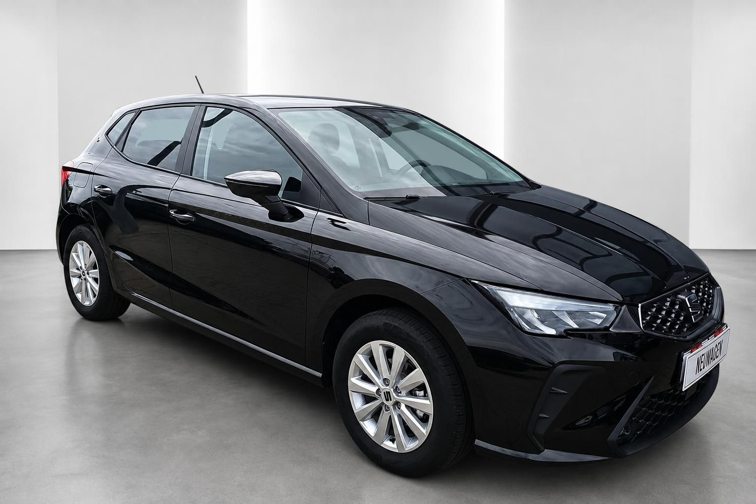SEAT Ibiza schwarz Neuwagen Dreiviertelansicht vorne im Fotostudio