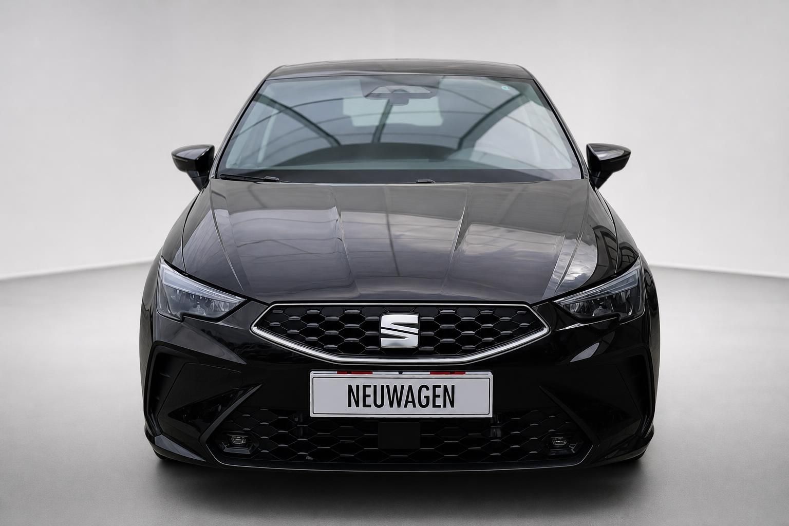 SEAT Ibiza schwarz Frontansicht mit Kennzeichen Neuwagen im Studio