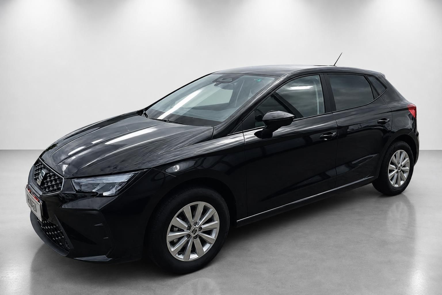 Schwarzer SEAT Ibiza Neuwagen seitliche Frontansicht im Studio