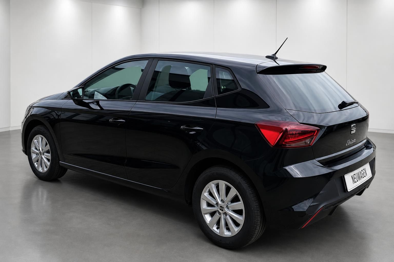 SEAT Ibiza schwarz Heckansicht seitlich im Studio